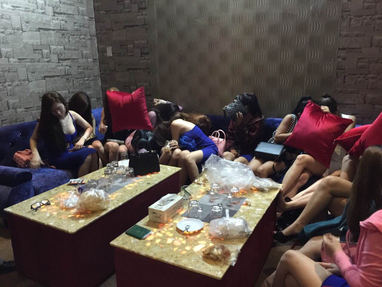 Tiep vien mac do mat me phuc vu khach nuoc ngoai hinh anh