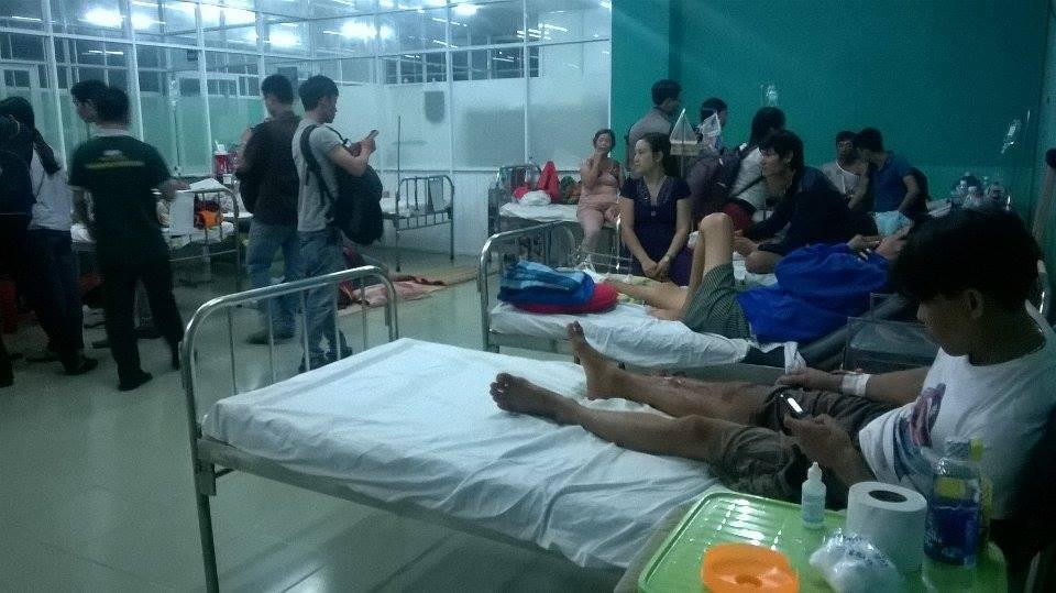 Mua lon gay sap nha, mot nguoi chet, 10 bi thuong hinh anh