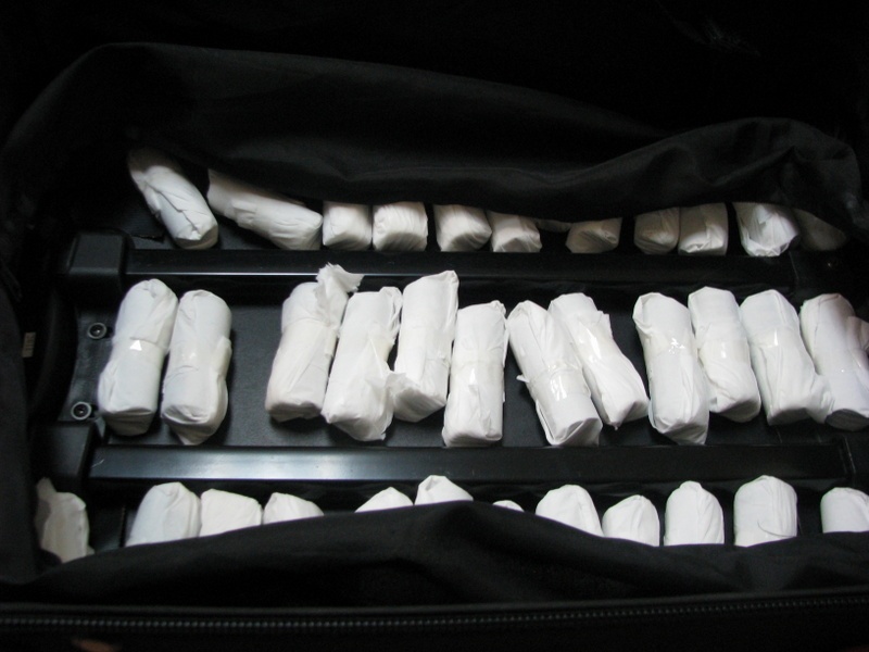 Số tiền nữ hành khách cất giấu. Ảnh: Hải quan sân bay cung cấp.