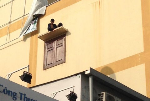 Thanh nien ngao da la het tren cua so cao 20 m hinh anh