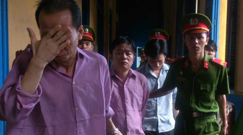 Hai vo chong cung buon do 'sung suong' hinh anh