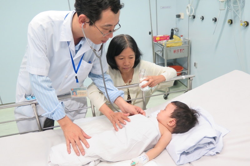 Be trai 10 thang tuoi up mat vao xo nuoc 10 phut hinh anh