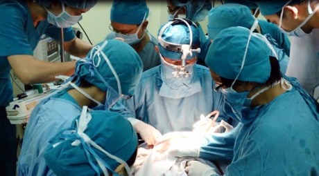 Phau thuat cuu be gai bi tieu ra mau hiem gap hinh anh