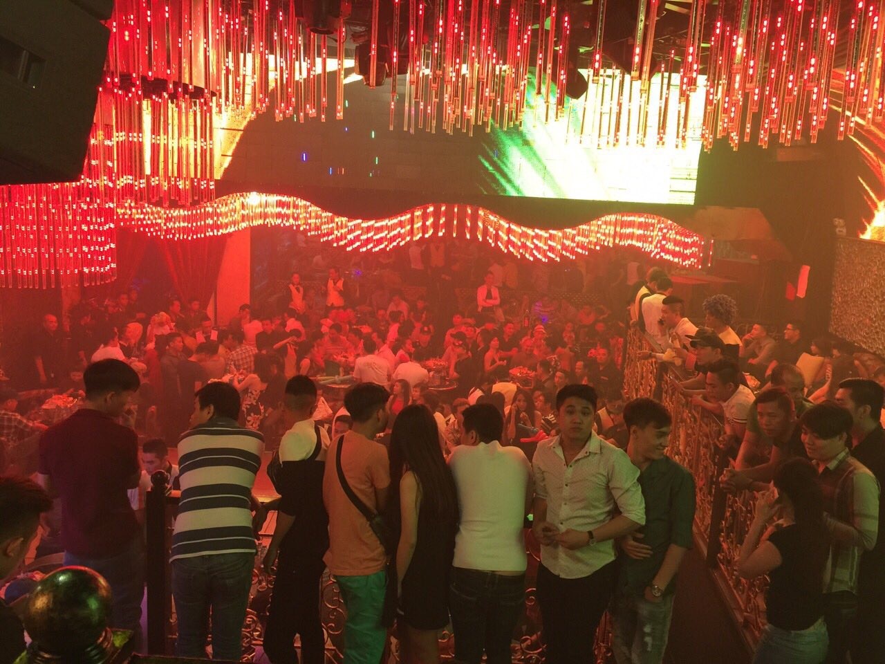 Hang tram canh sat dot kich quan bar o quan 1 hinh anh