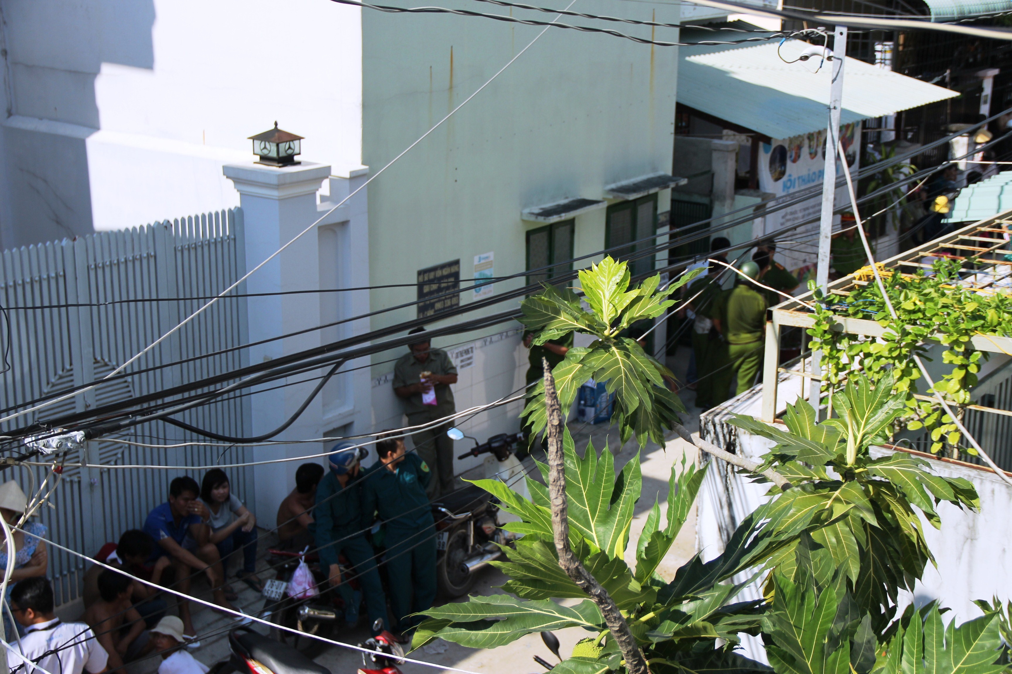 Doi nam nu tu vong trong phong tro hinh anh