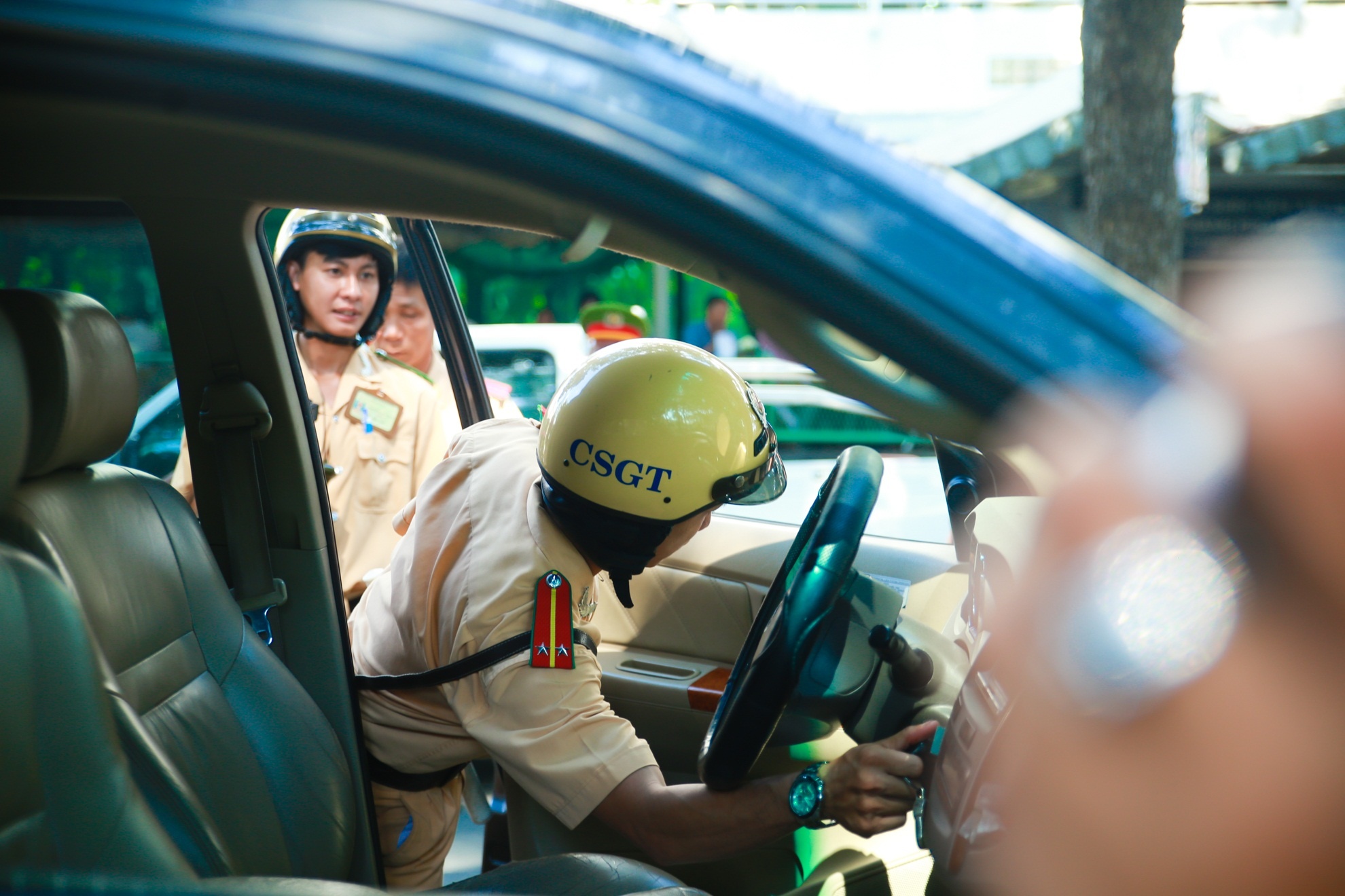 Tai xe bo di, CSGT keo oto vi pham ve tru so hinh anh