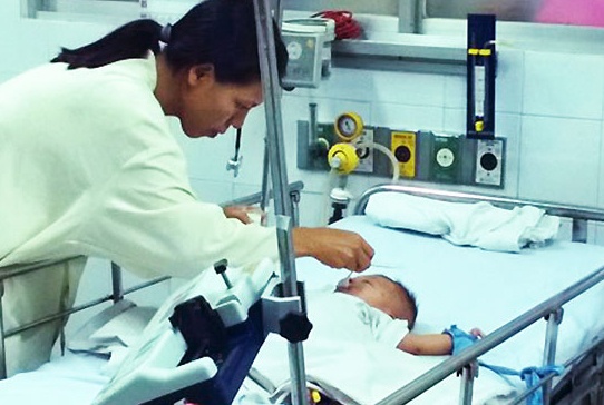 Be trai bi dao dam xuyen so khong con co giat hinh anh