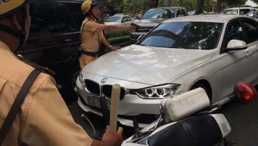 Lai xe BMW tong canh sat giao thong o Sai Gon hinh anh