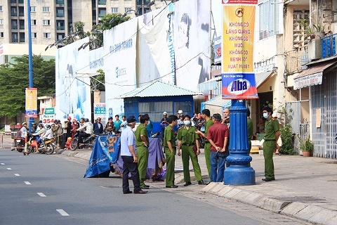Hai thanh nien cho xac nguoi vut o dau hem hinh anh
