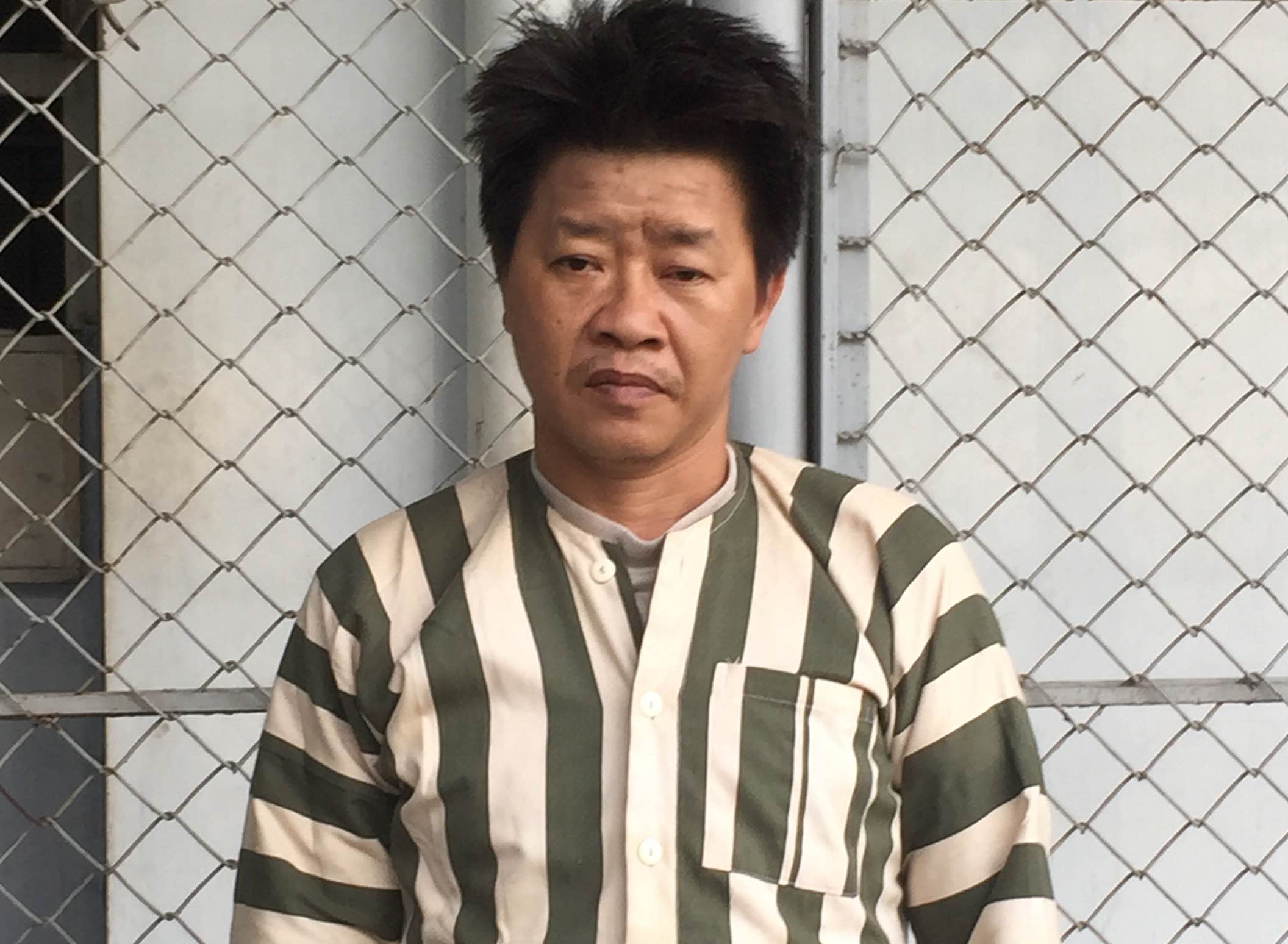 Cam chai bia danh vao dau ban nhau tu vong hinh anh