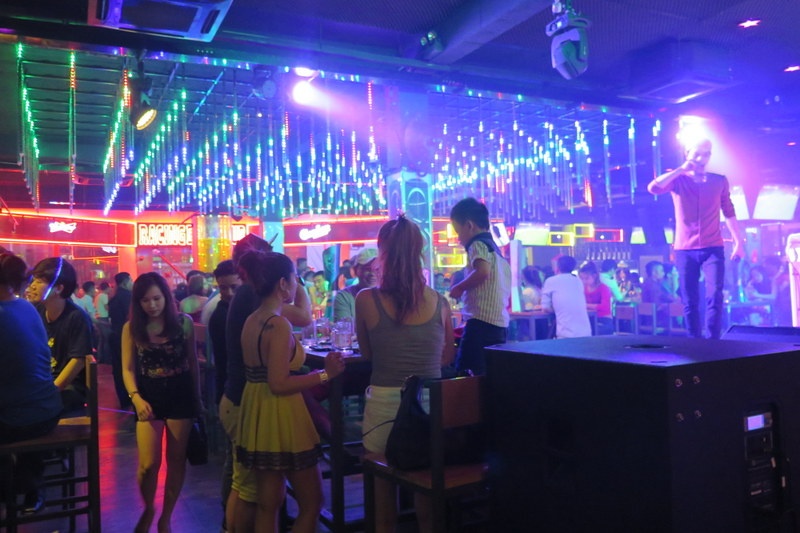 Không chỉ người lớn mà trẻ con cũng được dẫn đến nơi kinh doanh dịch vụ nhạy cảm giải trí. Ảnh: Khánh Trung.