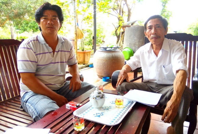 Ông Nguyễn Phúc Thành (bìa trái), người tố cáo rằng Nguyễn Thọ giết bà Lê Thị Bông chứ không phải ông Huỳnh Văn Nén giết - Ảnh: Ng.Nam