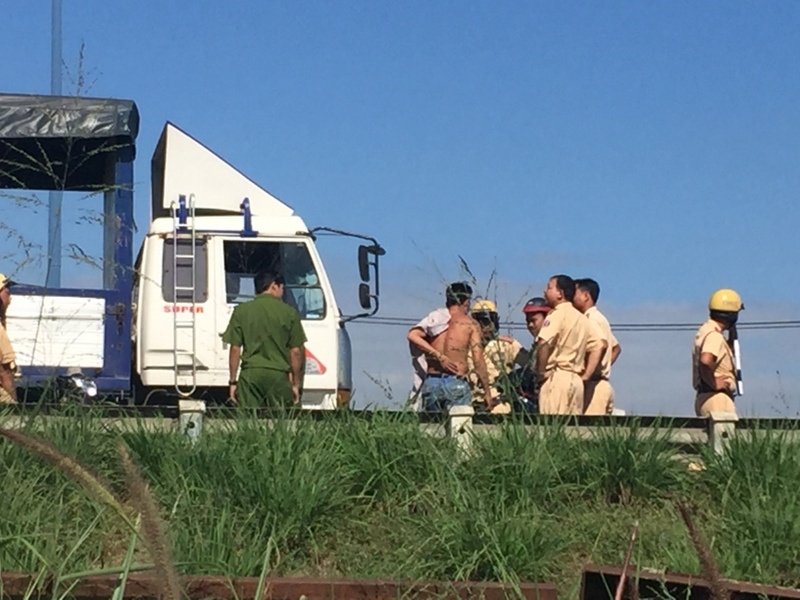 Tài xế xe tải (cởi áo) đạp CSGT xuống đất. Ảnh: Phước Hòa.