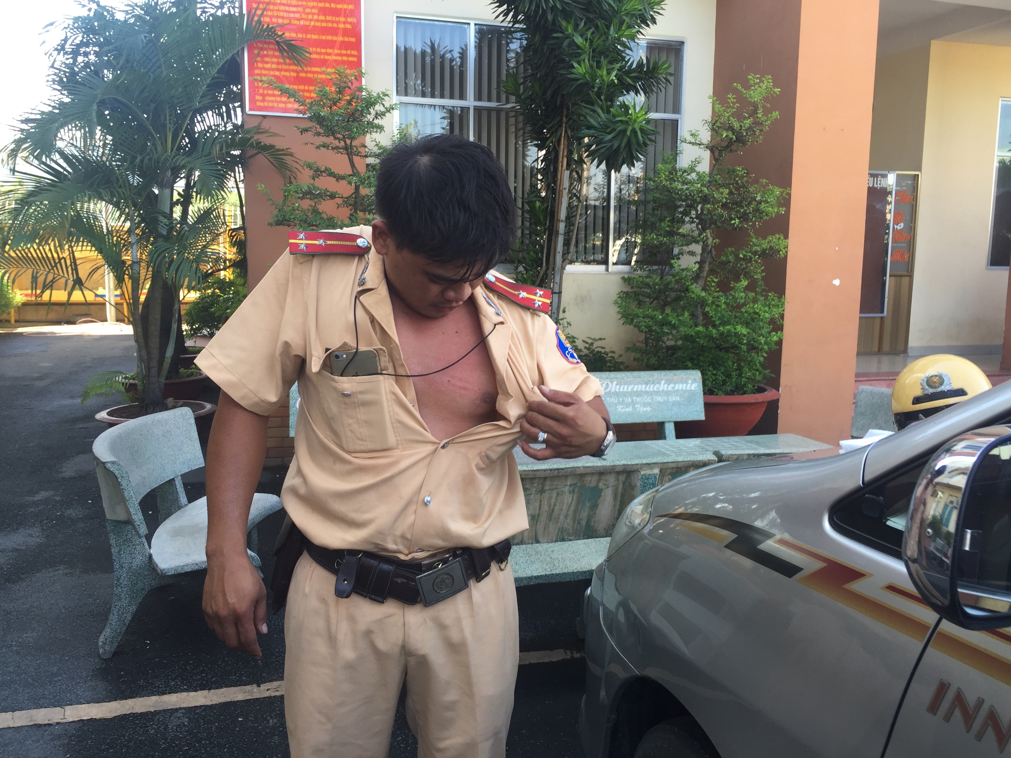 CSGT bi tai xe dap nga xuong duong hinh anh