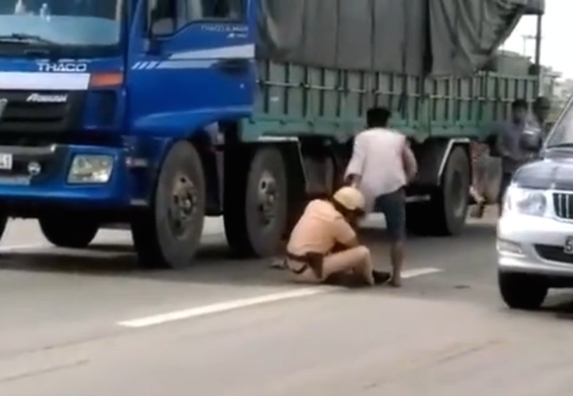 CSGT noi ve hanh dong om chan tai xe giua duong hinh anh