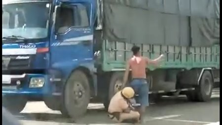 Clip CSGT om chat chan tai xe tren xa lo hinh anh