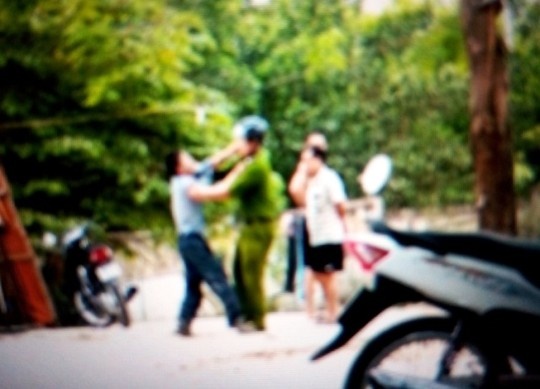 'Co benh vien' tan cong canh sat hinh anh