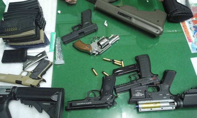 Gan 20 khau sung bi phat hien trong xe khach hinh anh