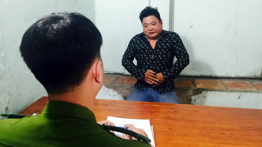 Trần Duyệt Tuấn tại cơ quan công an. Ảnh: Tuổi Trẻ.