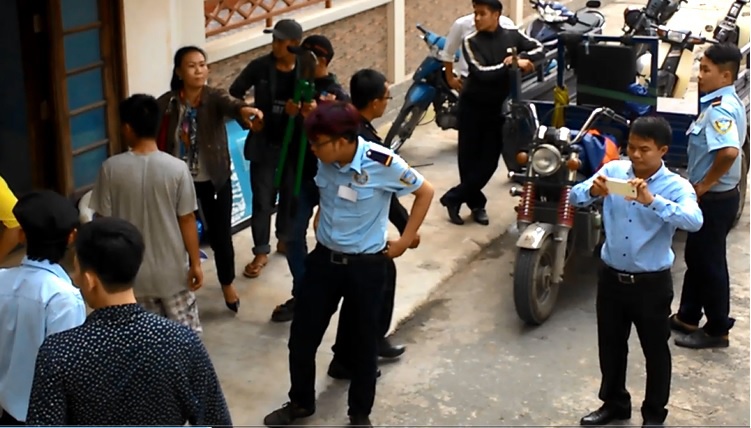 Bà Hương đang chỉ đạo nhóm thanh niên  