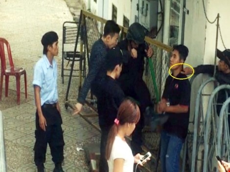Nhóm thanh niên được bà Hương dẫn tới đang dí dao vào cổ và đá vào bụng một thành viên Ban quản trị chung cư.