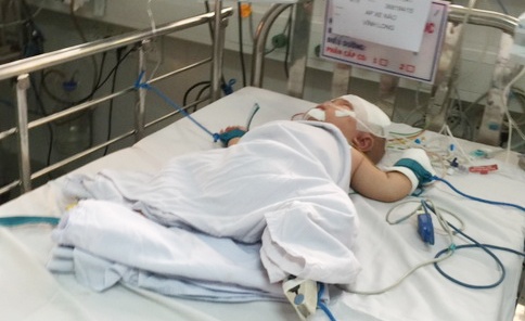 Bé Phát nằm trong phòng hồi sức sau phẫu thuật. Ảnh: Khánh Trung.