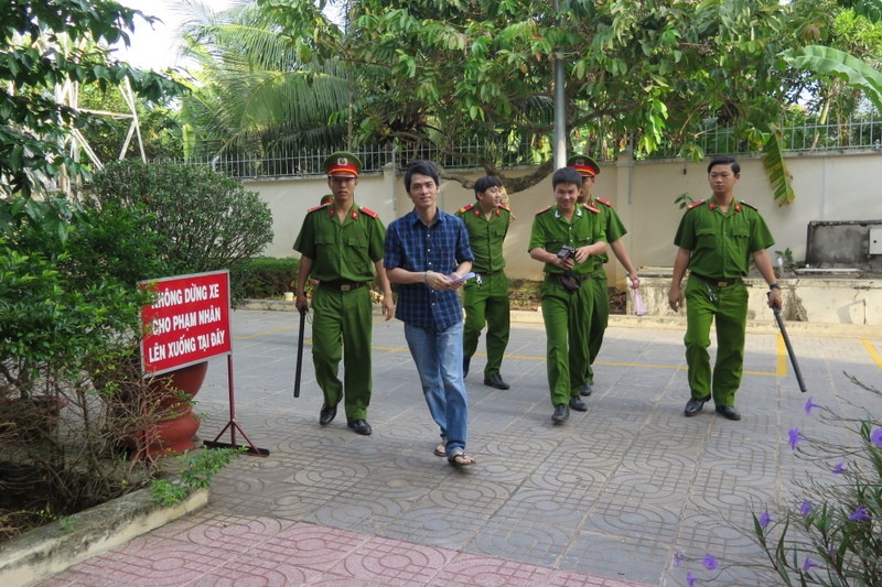 Bị cáo Điểm được cảnh sát tư pháp dẫn đến tòa. Ảnh: Khánh Trung.