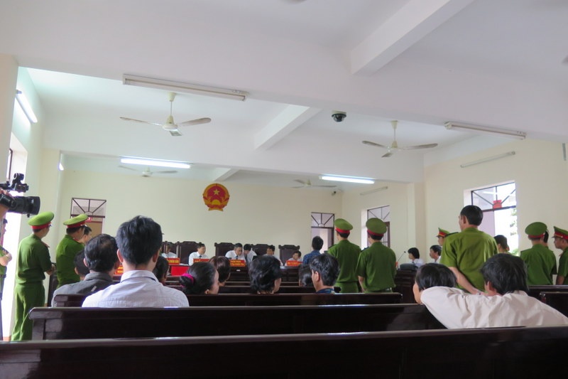  Bị cáo đứng trước vành móng ngựa chống đối và trả treo với chủ tọa phiên tòa khiến cảnh sát tư pháp phải đứng bật dậy. Ảnh: Khánh Trung.