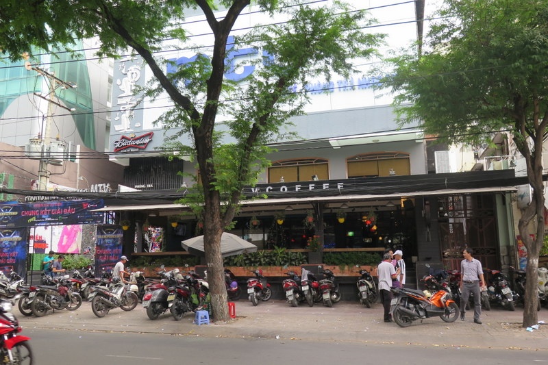 Quán cà phê MTV hoạt động như một vũ trường trá hình giữa ban ngày. Ảnh: Khánh Trung.