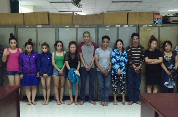 Nhom gai ban dam o Sai Gon tran lot tai san du khach hinh anh