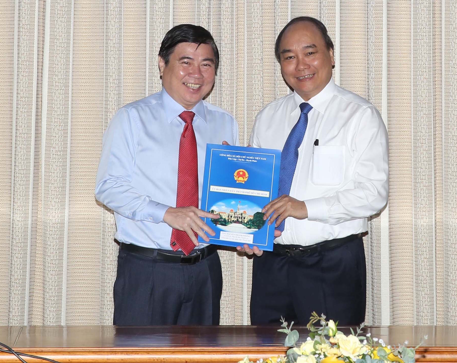Pho thu tuong trao quyet dinh phe chuan Chu tich TP HCM hinh anh