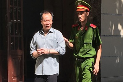Ke nhieu lan dung vu luc ham hiep chau vo linh 18 nam tu hinh anh