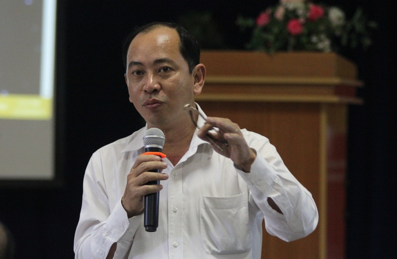 Bác sĩ Thượng thông tin đến báo chí và các cơ sở y tế. Ảnh: Khánh Trung.