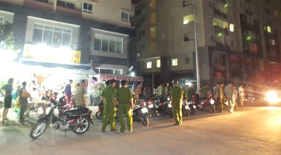 Canh sat bo rap gan 100 thanh nien da mau o Sai Gon hinh anh