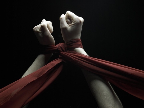 Truy bat nguoi Han Quoc ep dong huong ky giay no 72.400 USD hinh anh