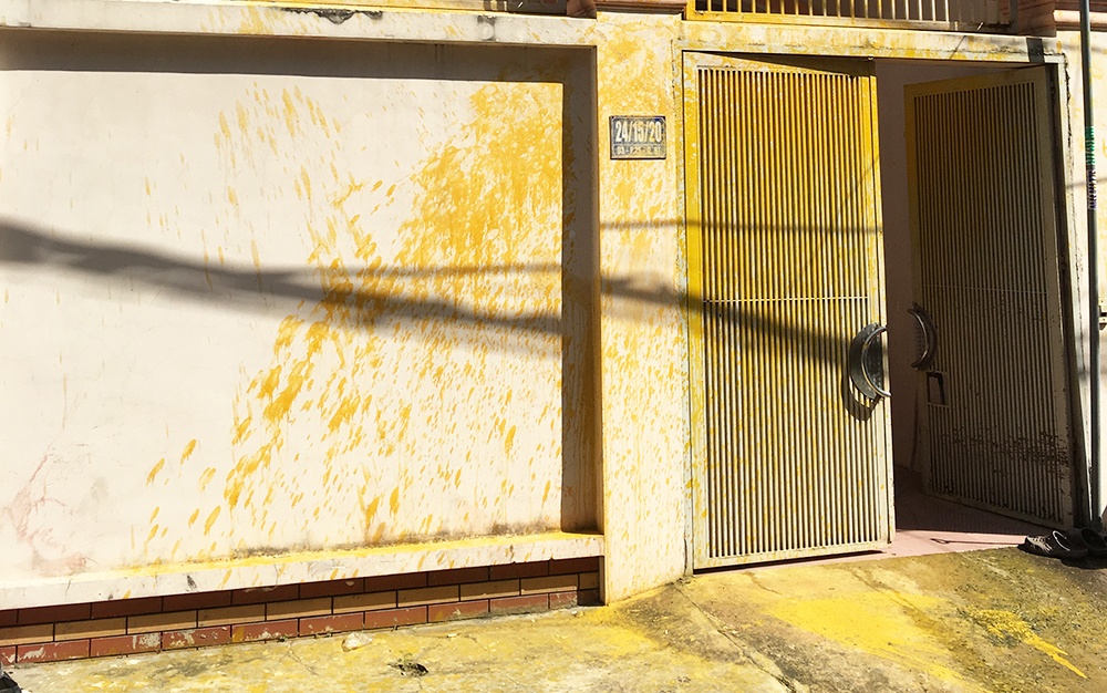 Con do o Sai Gon thuong xuyen nem chat thai vao nha dan hinh anh