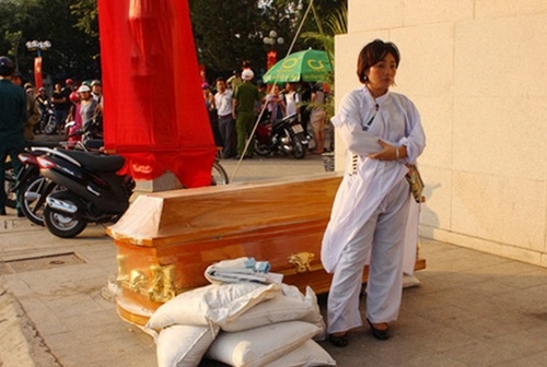 Dua quan tai den truoc ngan hang gay nao loan hinh anh