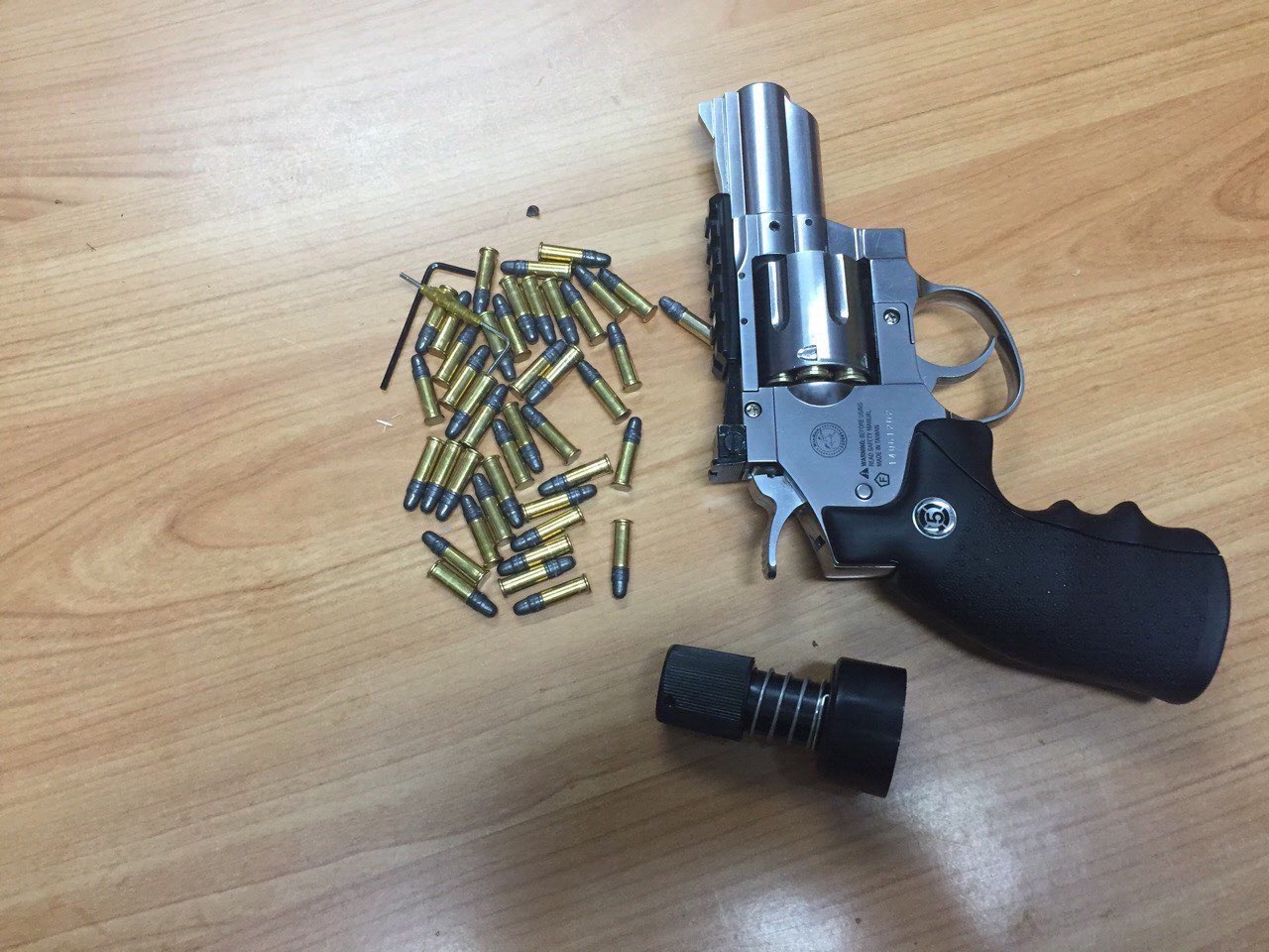 Tam giu khau sung va 40 vien dan o san bay Tan Son Nhat hinh anh