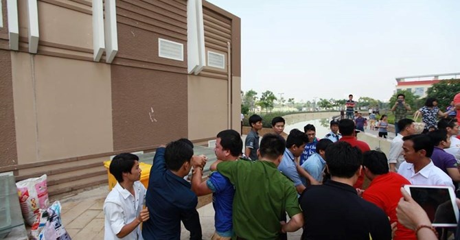 Cu dan chung cu Era Town bi danh truoc mat cong an hinh anh