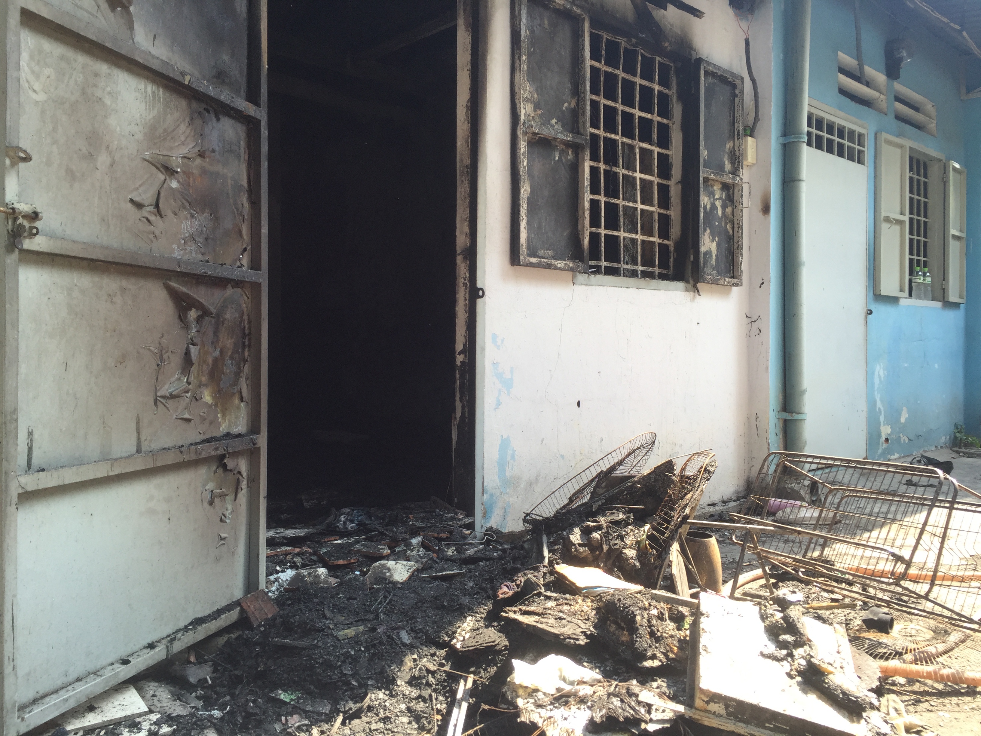 Doi nam nu keu cuu trong nha tro boc chay hinh anh