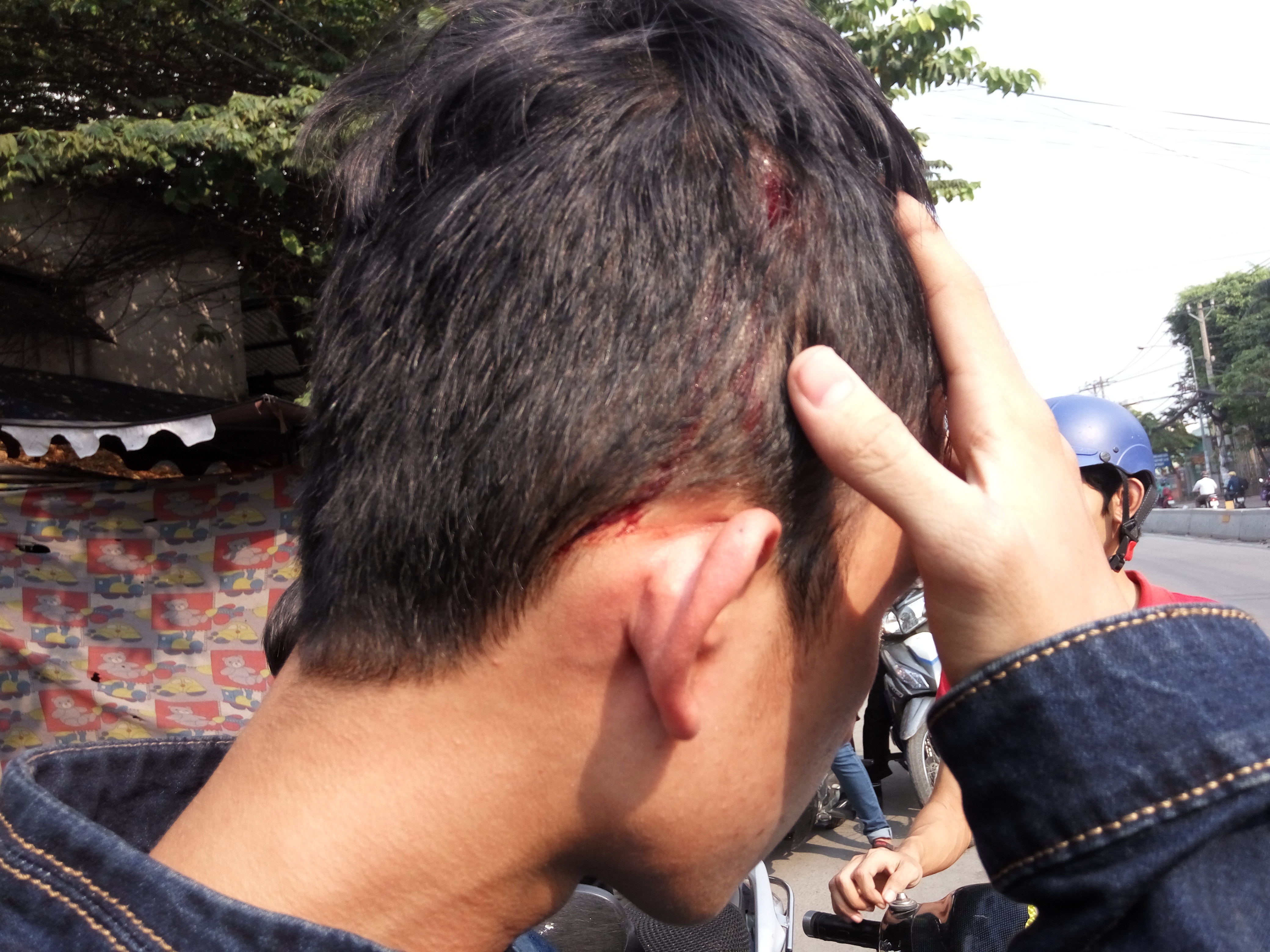 Nhan vien cong ty gioi thieu viec lam danh vo dau sinh vien hinh anh