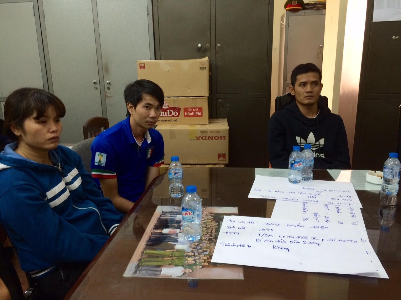 Thu doan trom hang nghin doi giay Nike cua nhom cong nhan hinh anh