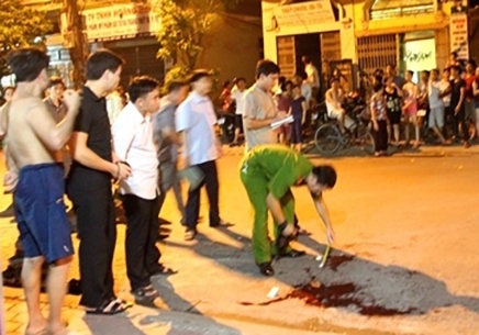 Hon chien truoc quan thu am, mot thanh nien bi dam chet hinh anh