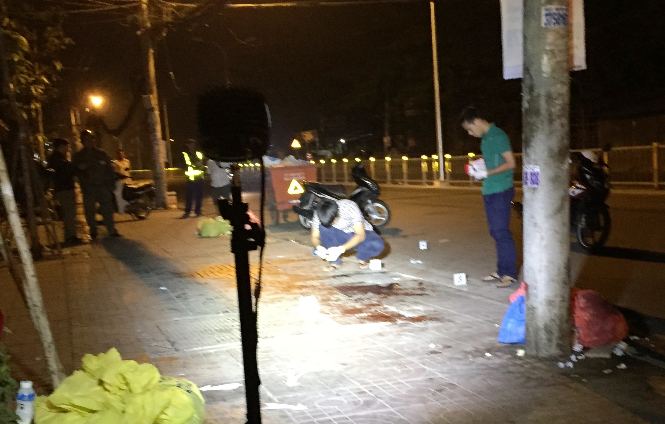 Nghi can chem chet nguoi truoc quan bar ra dau thu hinh anh