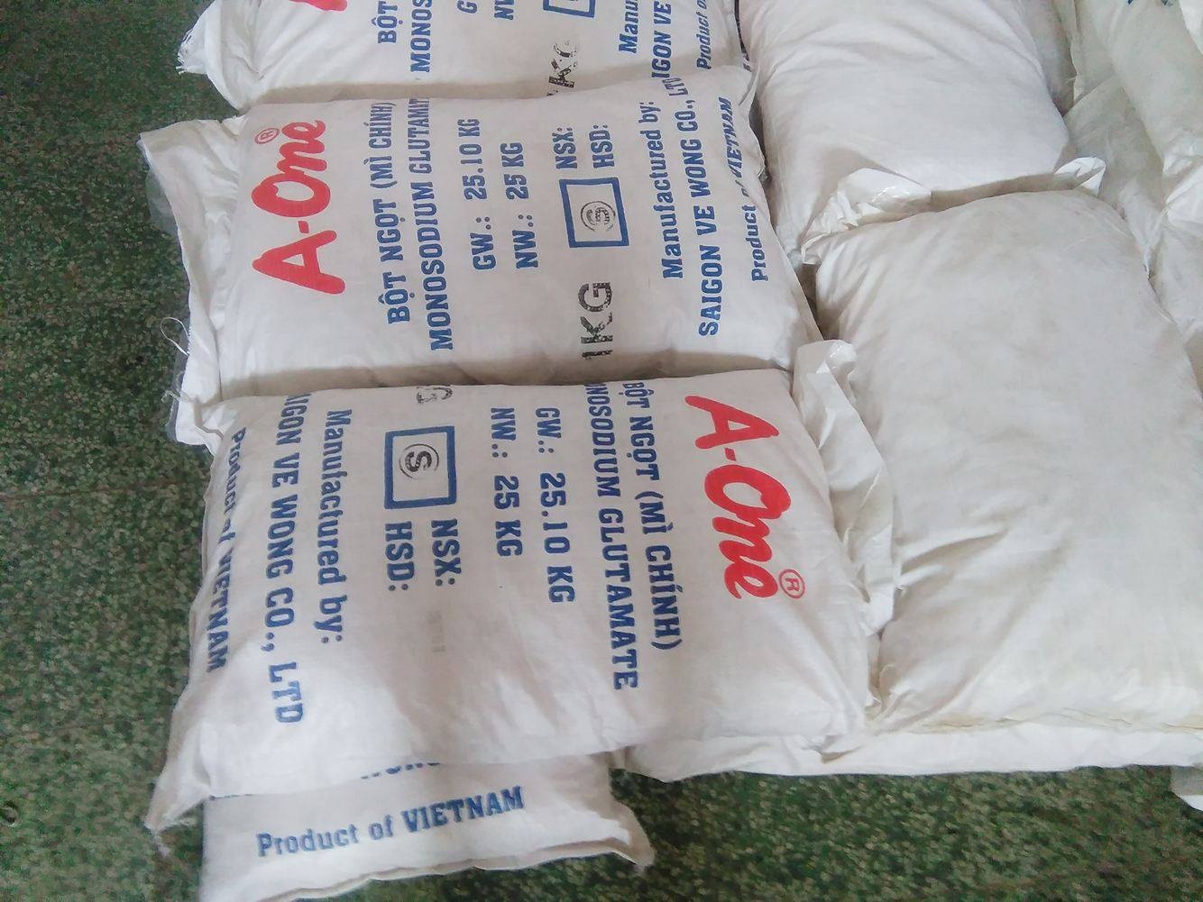 Phat hien hon 100 tan bot ngot gia o Sai Gon hinh anh