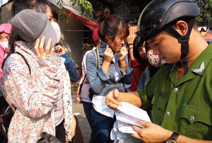 Cong ty gioi thieu viec lam tra lai tien cho 50 nan nhan hinh anh