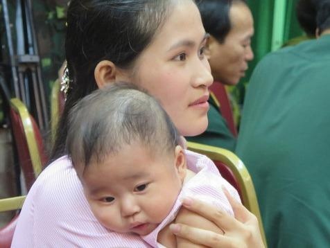 Bac si o dao Truong Sa nhan loi chuc Tet tu vo con hinh anh