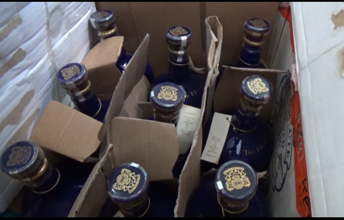 Thu giu hang nghin chai ruou ngoai khong ro nguon goc hinh anh