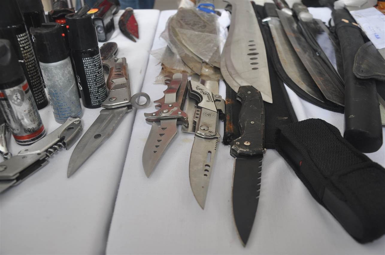 Chu tiem cam do o Sai Gon mua sung de phong than hinh anh