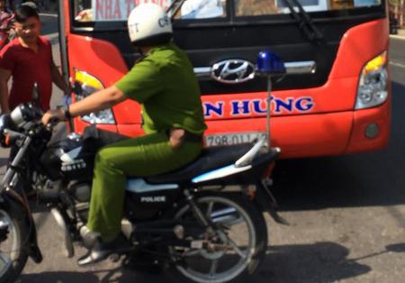 Canh sat no 3 phat sung tran ap tai xe xe khach hinh anh